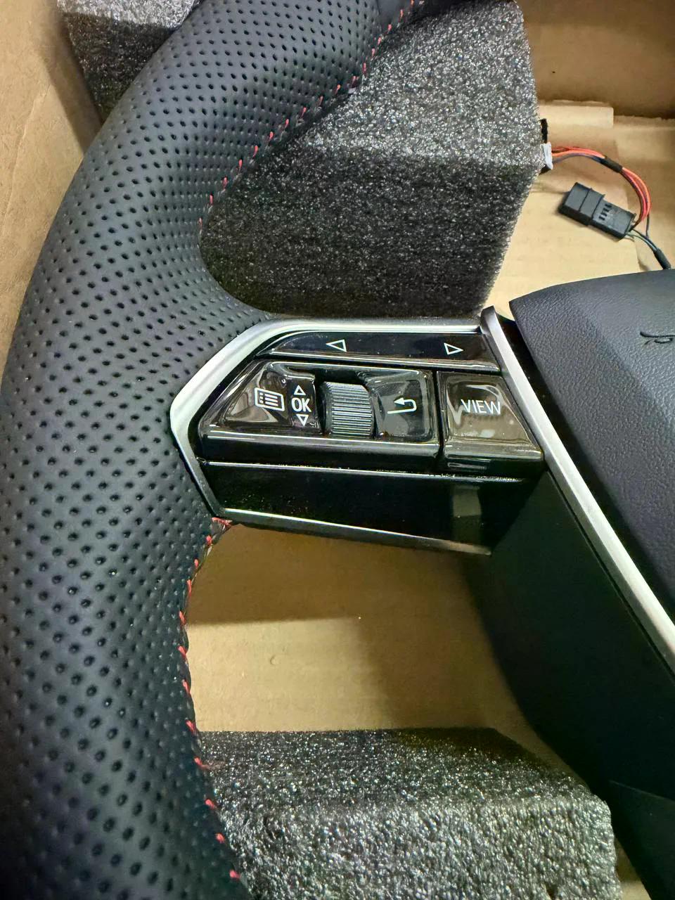Volante Audi RS en Cuero Negro Perforado con Levas, Multifunción y Detalles RS