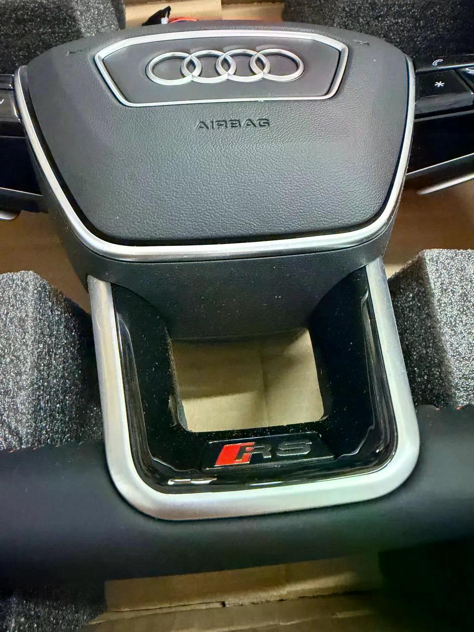 Volante Audi RS en Cuero Negro Perforado con Levas, Multifunción y Detalles RS