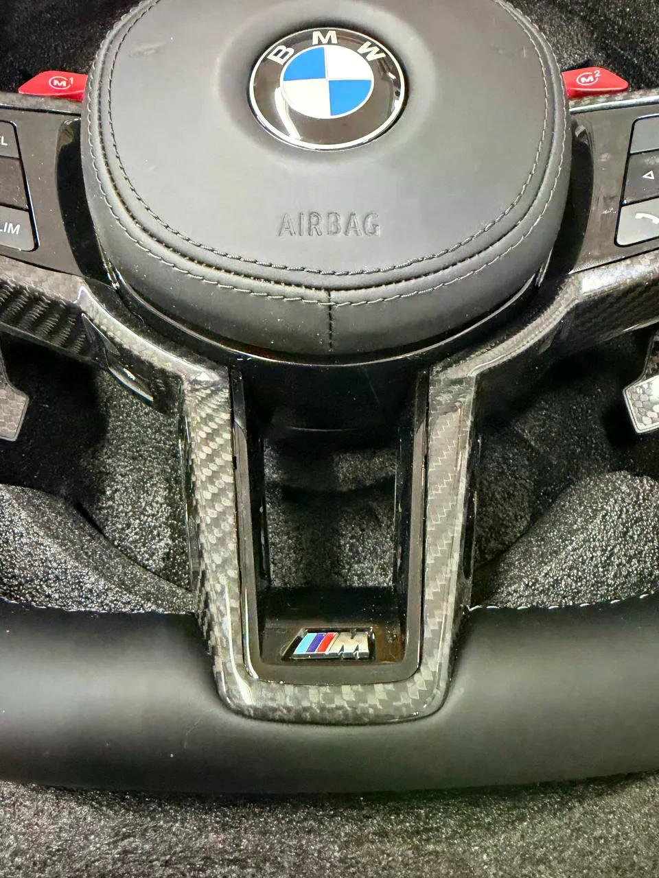 Volante BMW M Performance en Cuero Negro con Fibra de Carbono, Levas y Botones M1/M2