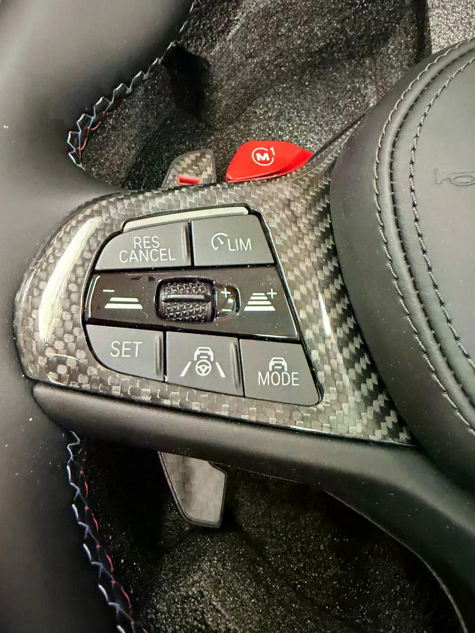 Volante BMW M Performance en Cuero Negro con Fibra de Carbono, Levas y Botones M1/M2