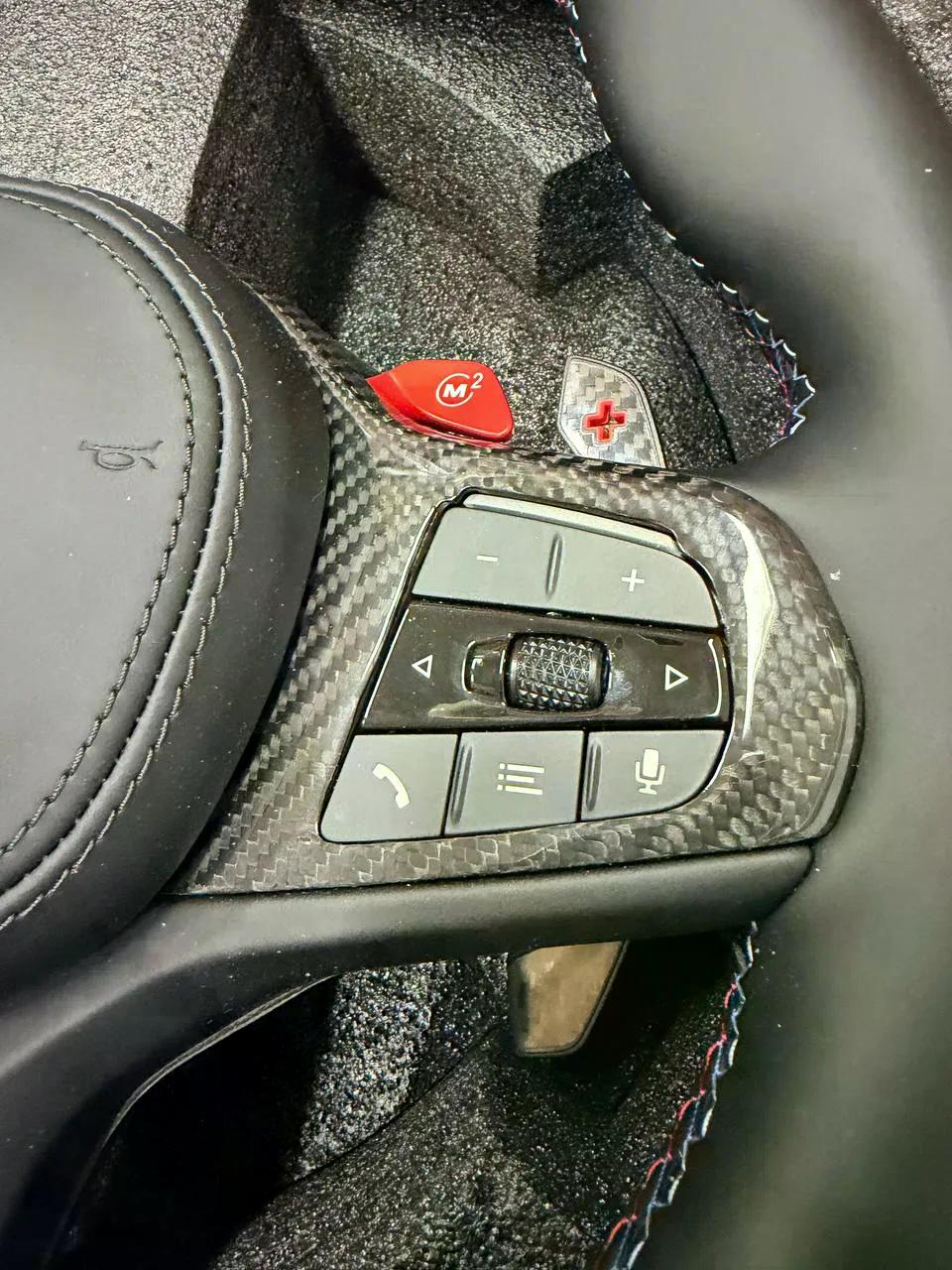 Volante BMW M Performance en Cuero Negro con Fibra de Carbono, Levas y Botones M1/M2