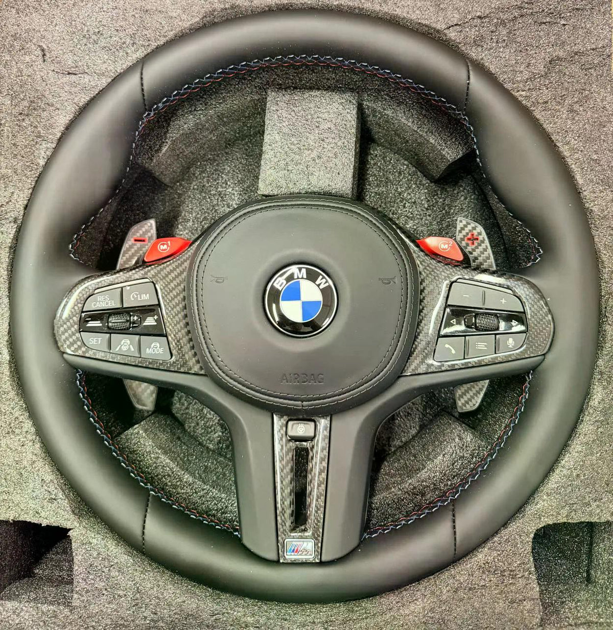 Volante BMW M Performance en Cuero Negro con Fibra de Carbono, Levas, M1/M2 y Multifunción