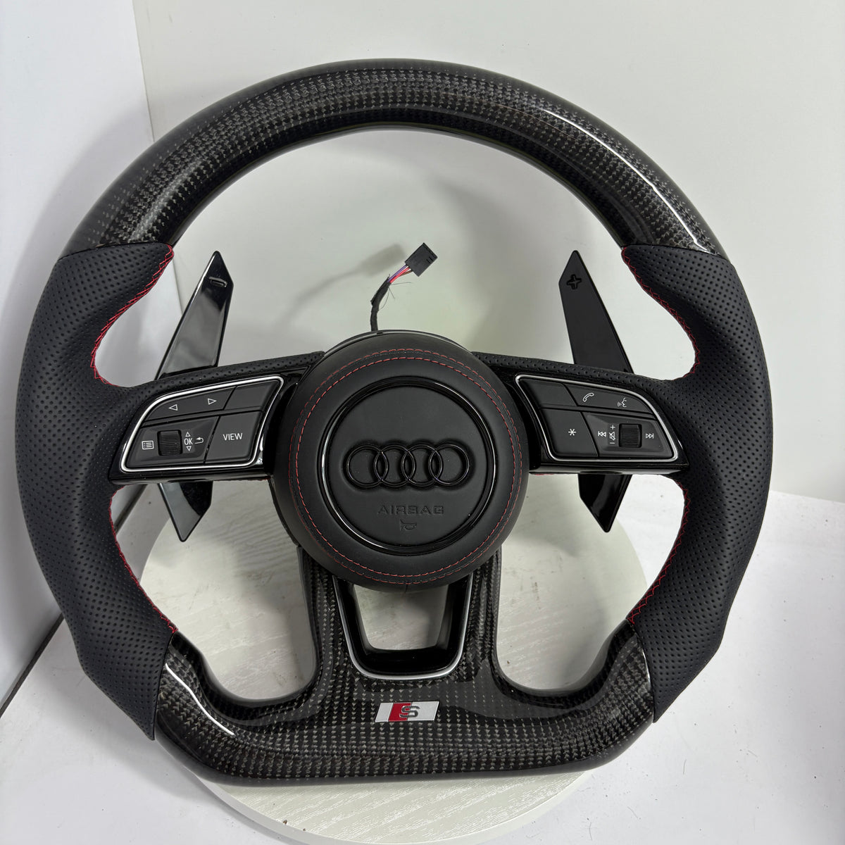 Volante Audi S Personalizado en Fibra de Carbono y Cuero Perforado con Airbag Incluido