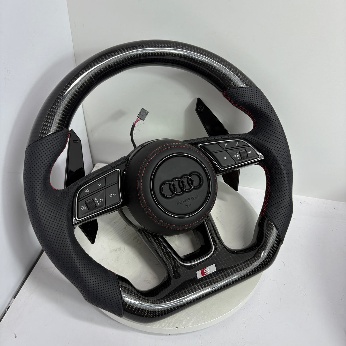 Volante Audi S Personalizado en Fibra de Carbono y Cuero Perforado con Airbag Incluido