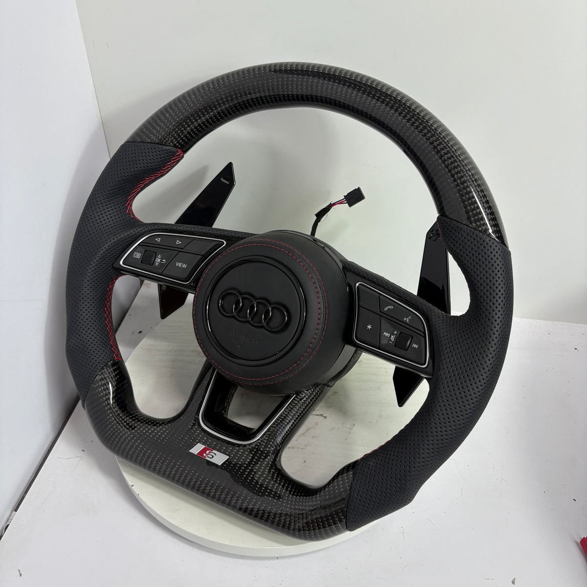 Volante Audi S Personalizado en Fibra de Carbono y Cuero Perforado con Airbag Incluido