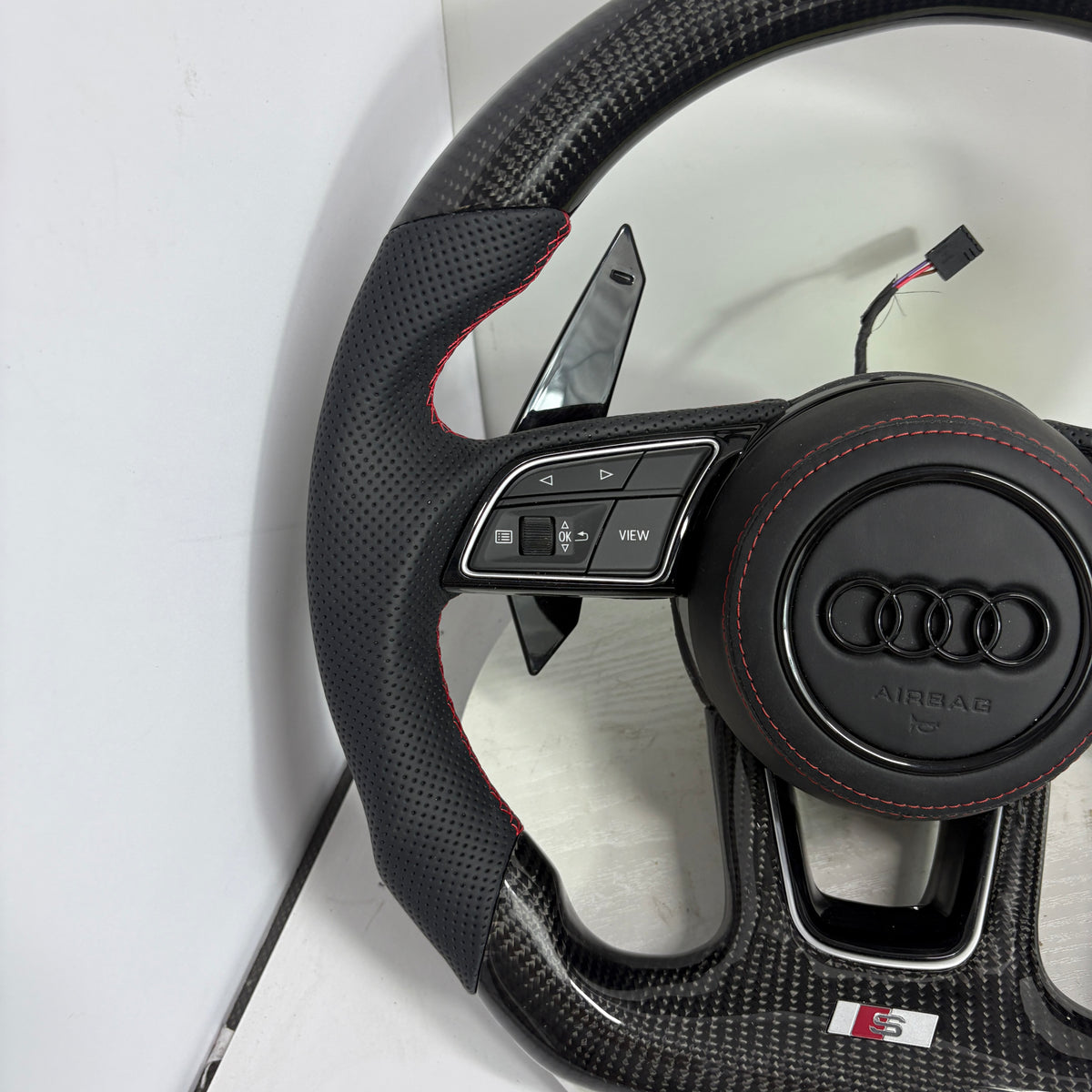 Volante Audi S Personalizado en Fibra de Carbono y Cuero Perforado con Airbag Incluido
