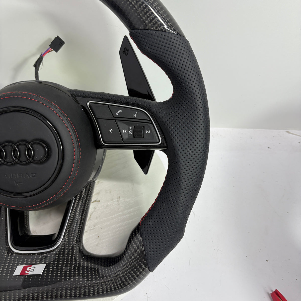 Volante Audi S Personalizado en Fibra de Carbono y Cuero Perforado con Airbag Incluido
