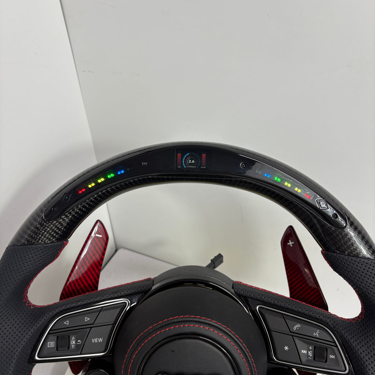 Volante Audi RS Personalizado en Fibra de Carbono, Cuero Perforado y Pantalla LED con Airbag Incluido