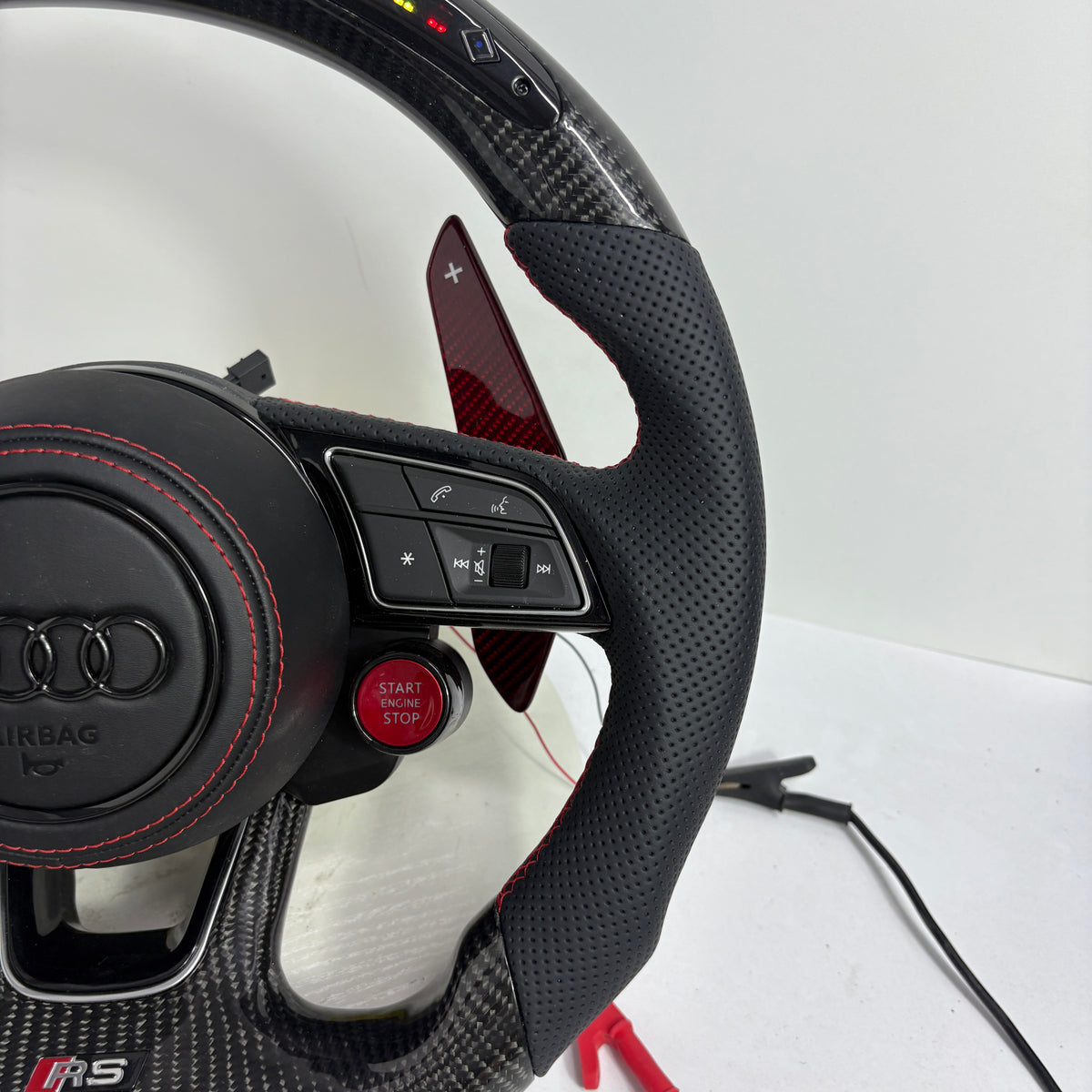 Volante Audi RS Personalizado en Fibra de Carbono, Cuero Perforado y Pantalla LED con Airbag Incluido