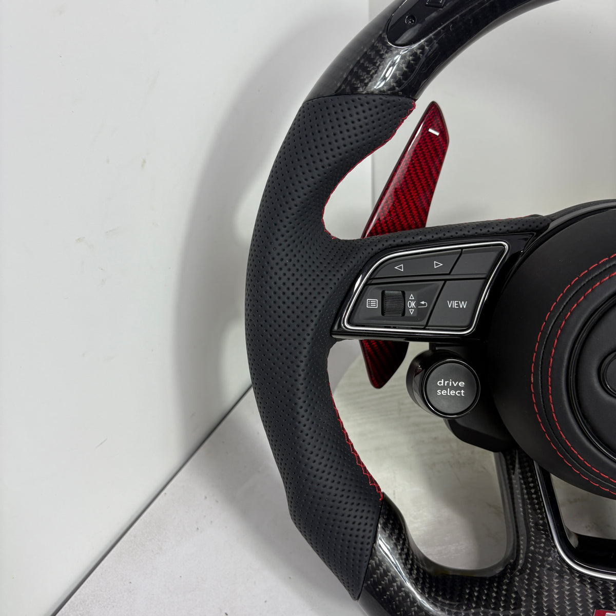 Volante Audi RS Personalizado en Fibra de Carbono, Cuero Perforado y Pantalla LED con Airbag Incluido