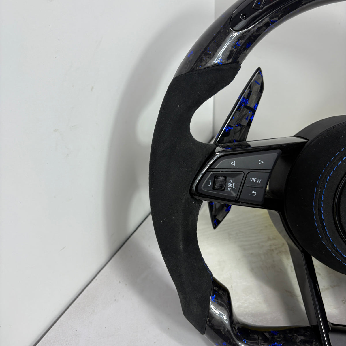 Volante Audi RS Personalizado en Carbono Forjado Azul, Alcantara y Pantalla LED con Airbag Incluido