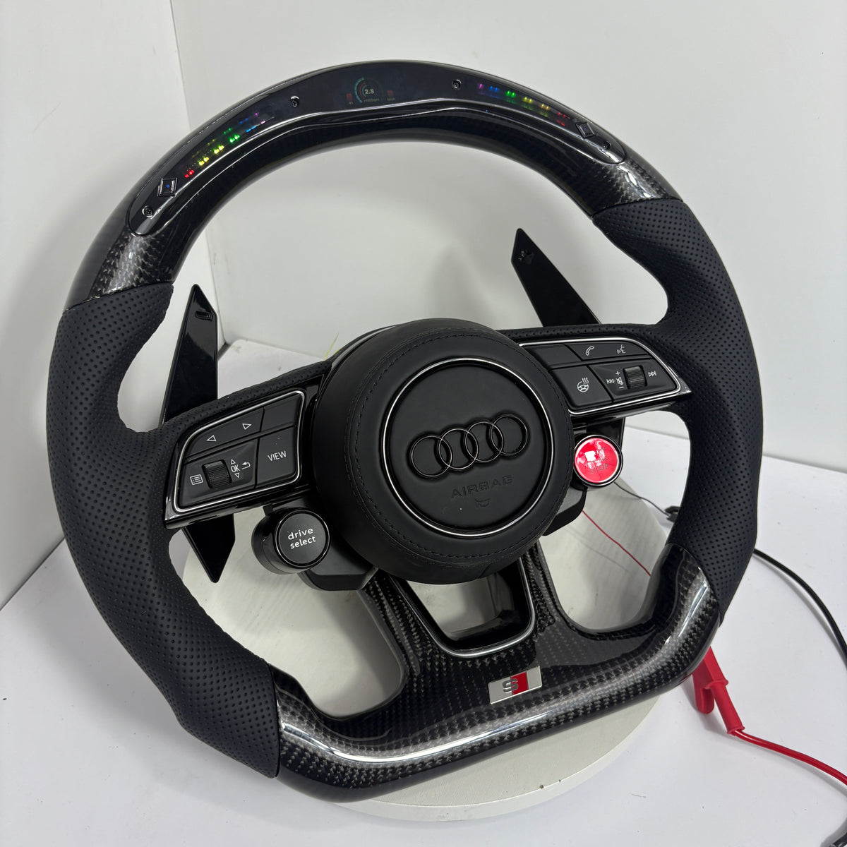 Volante Audi RS Personalizado en Fibra de Carbono, Cuero Perforado y Pantalla LED con Airbag Incluido