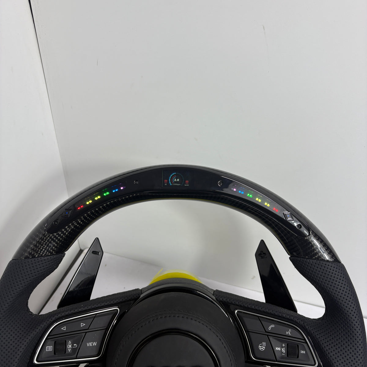 Volante Audi RS Personalizado en Fibra de Carbono, Cuero Perforado y Pantalla LED con Airbag Incluido
