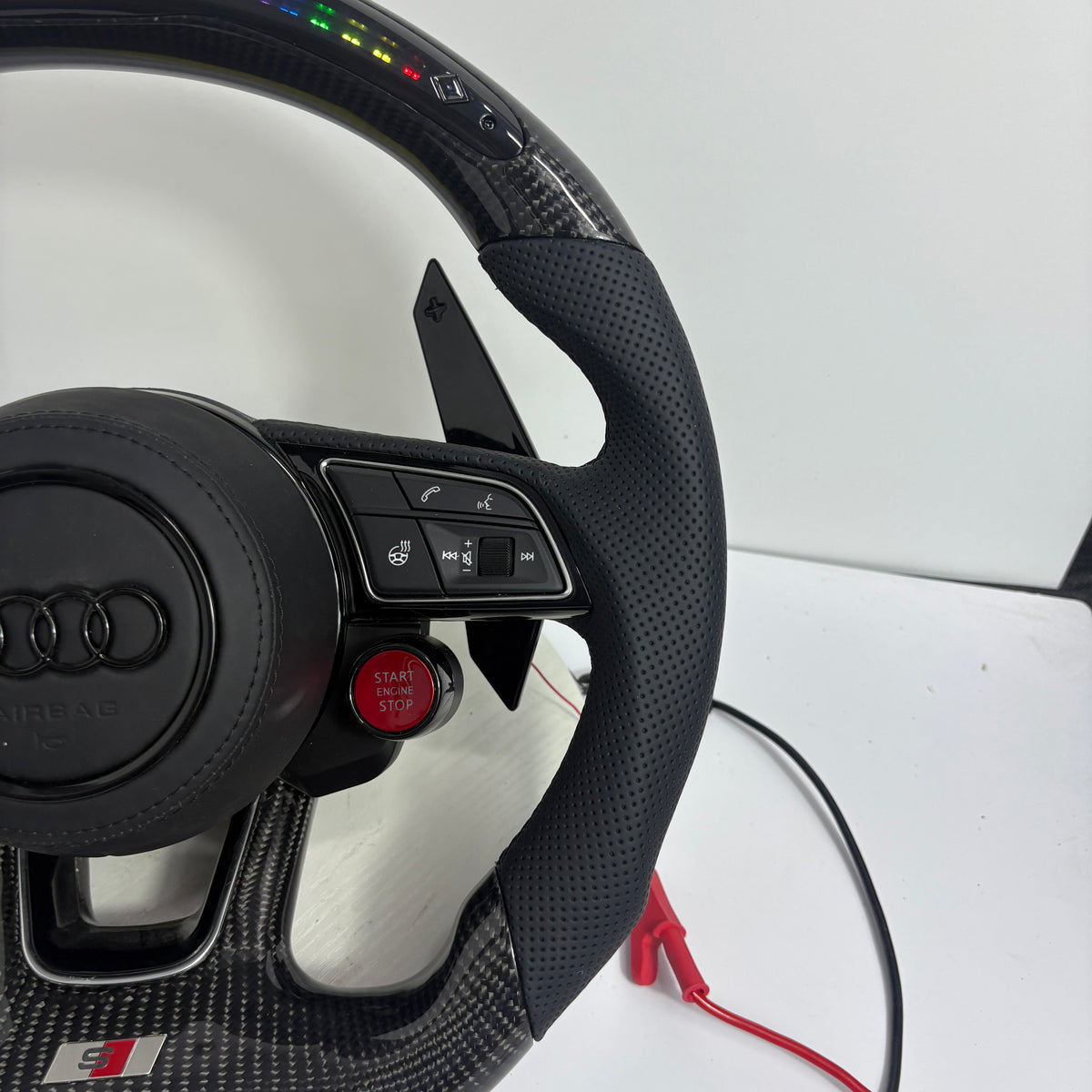 Volante Audi RS Personalizado en Fibra de Carbono, Cuero Perforado y Pantalla LED con Airbag Incluido