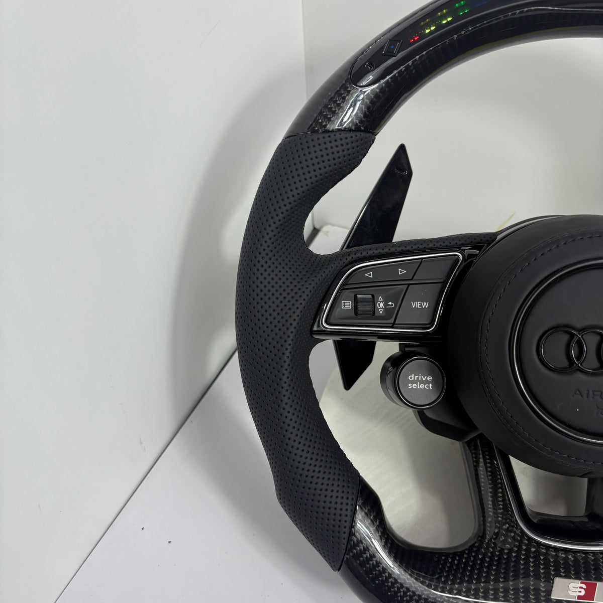 Volante Audi RS Personalizado en Fibra de Carbono, Cuero Perforado y Pantalla LED con Airbag Incluido