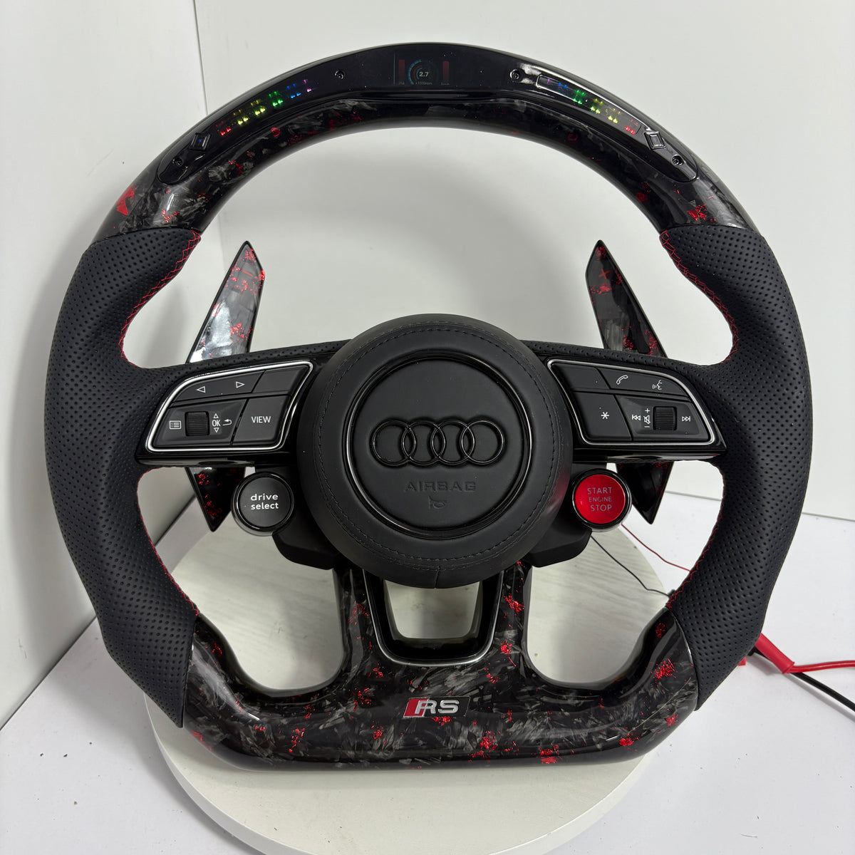 Volante Audi RS Personalizado en Carbono Forjado Rojo, Cuero Perforado y Pantalla LED con Airbag Incluido