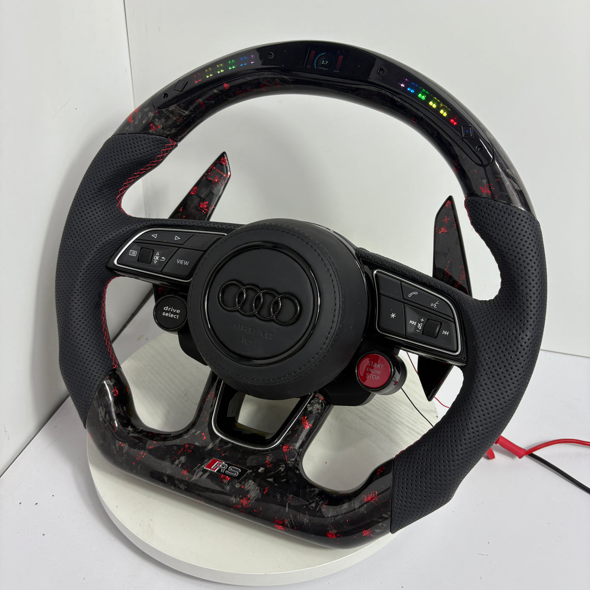 Volante Audi RS Personalizado en Carbono Forjado Rojo, Cuero Perforado y Pantalla LED con Airbag Incluido