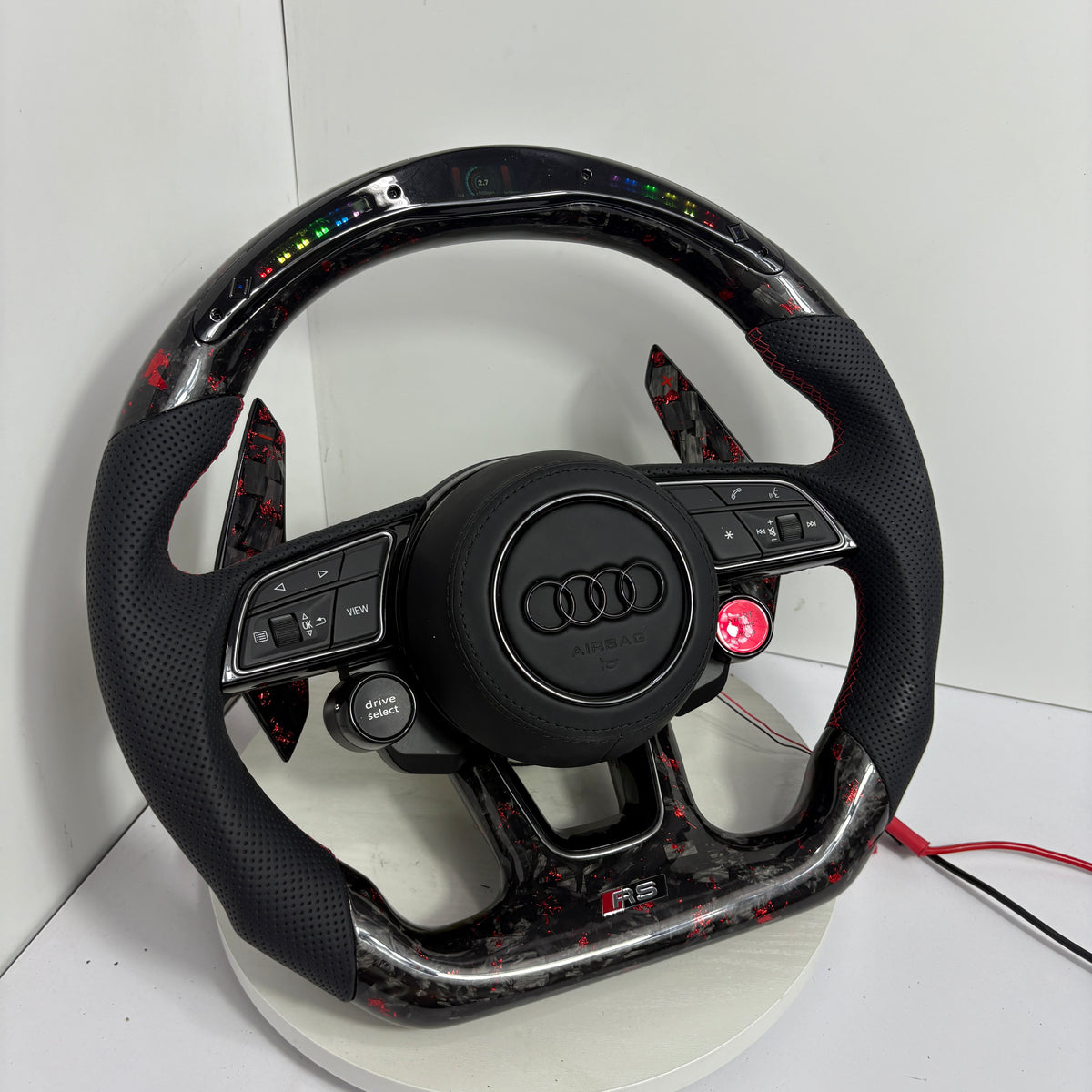 Volante Audi RS Personalizado en Carbono Forjado Rojo, Cuero Perforado y Pantalla LED con Airbag Incluido