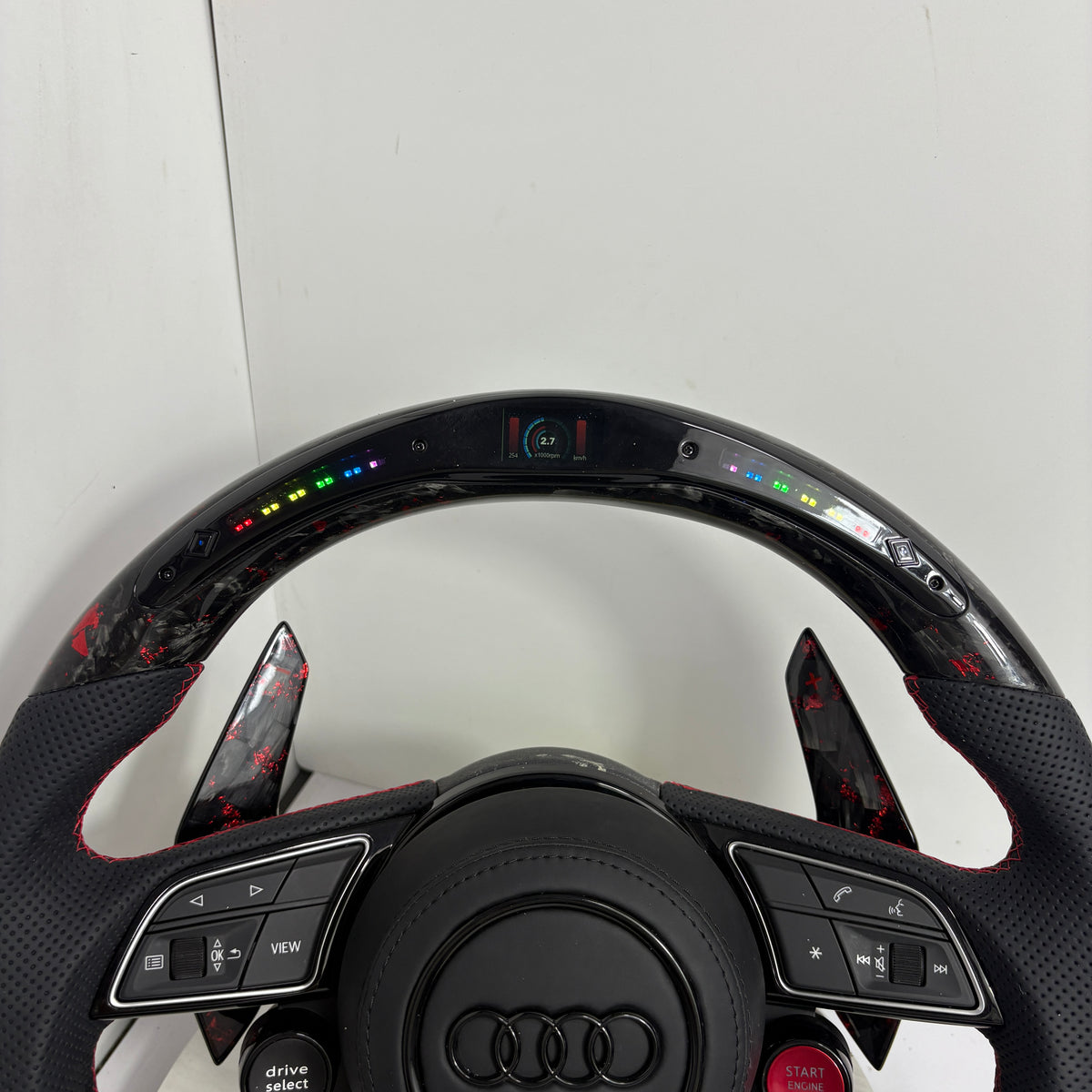 Volante Audi RS Personalizado en Carbono Forjado Rojo, Cuero Perforado y Pantalla LED con Airbag Incluido