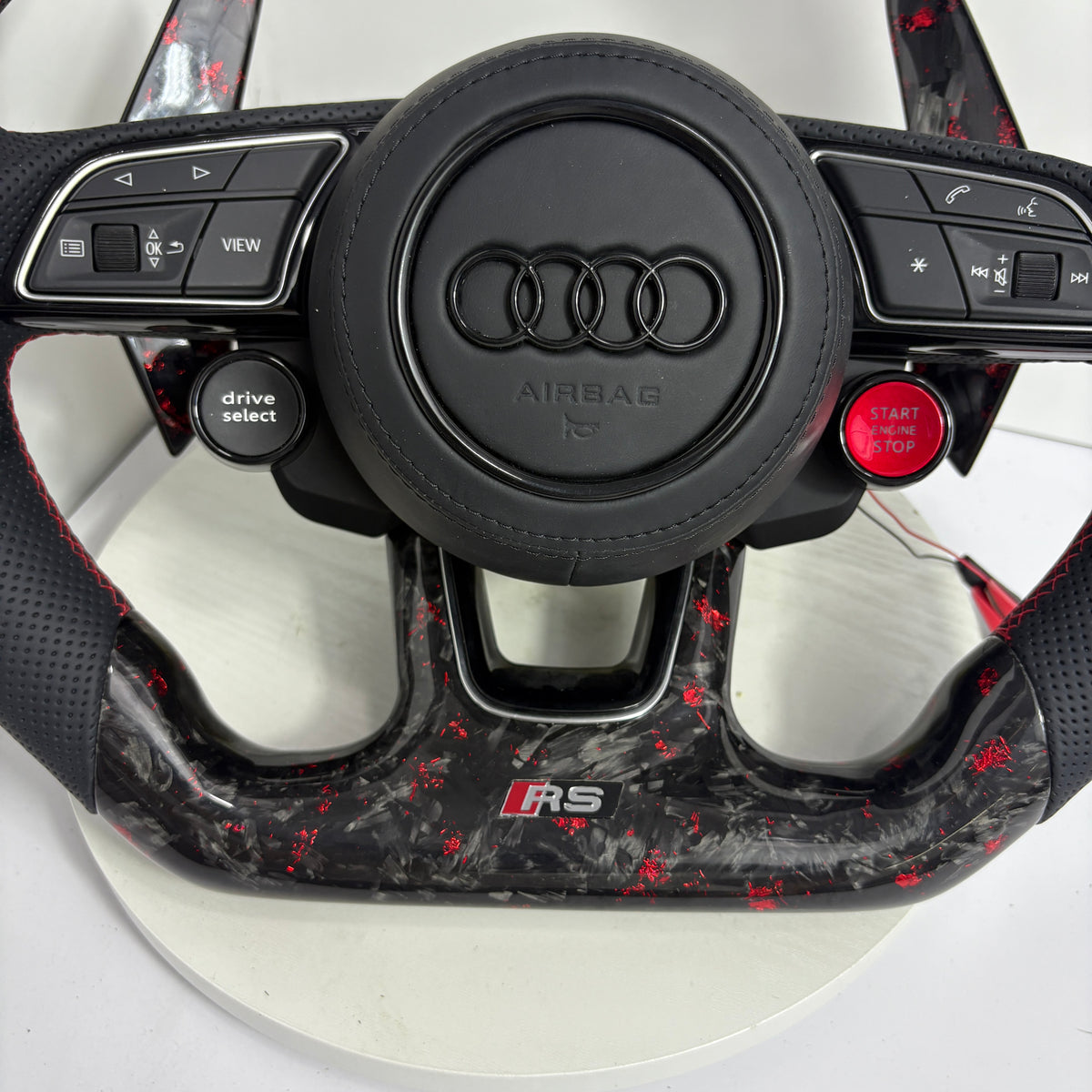 Volante Audi RS Personalizado en Carbono Forjado Rojo, Cuero Perforado y Pantalla LED con Airbag Incluido