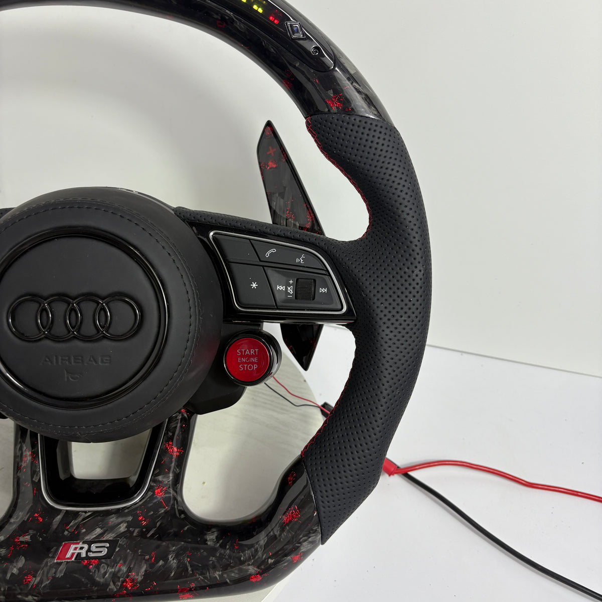 Volante Audi RS Personalizado en Carbono Forjado Rojo, Cuero Perforado y Pantalla LED con Airbag Incluido