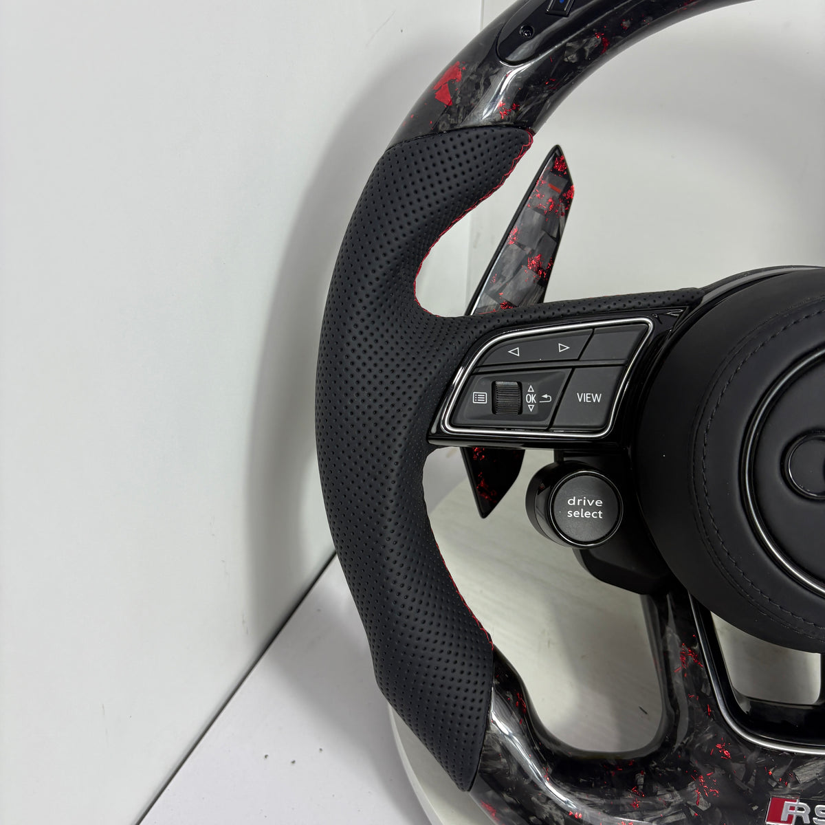 Volante Audi RS Personalizado en Carbono Forjado Rojo, Cuero Perforado y Pantalla LED con Airbag Incluido