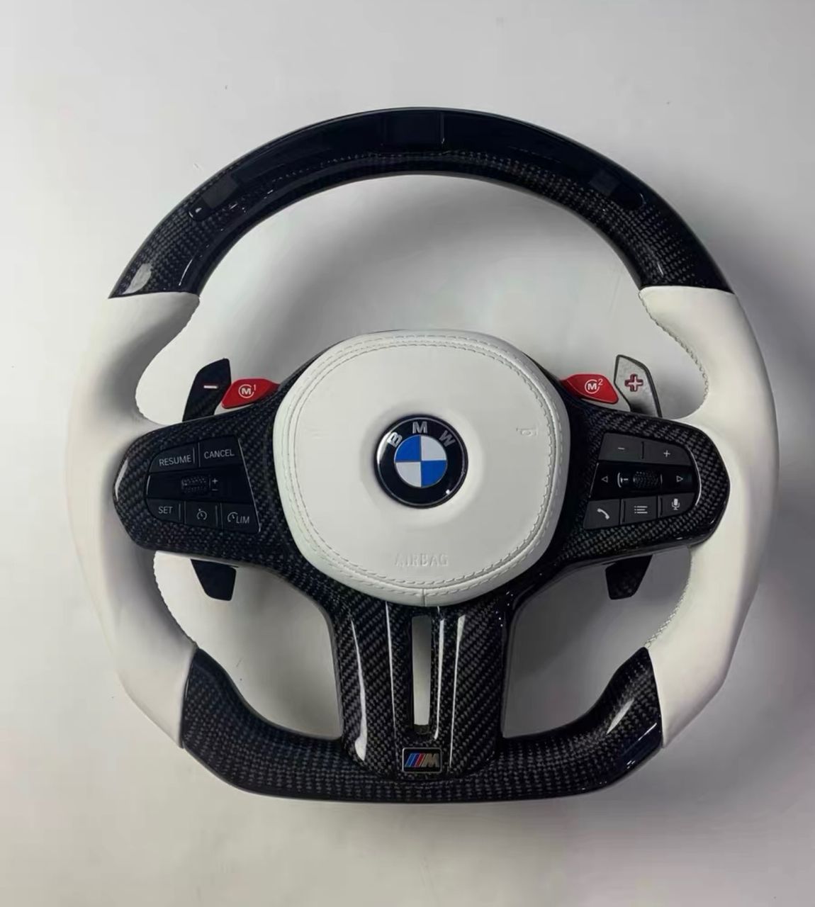 Volante BMW M Personalizado en Fibra de Carbono, Cuero Blanco y Pantalla LED con Airbag Incluido