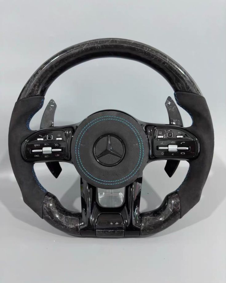 Volante Mercedes-AMG – Fibra de Carbono y Alcántara