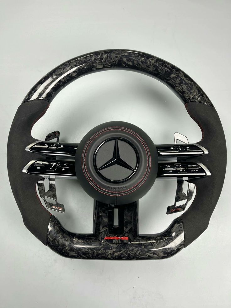Volante Mercedes AMG personalizado en fibra de carbono forjada y Alcántara.