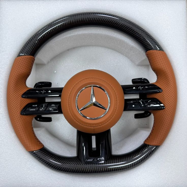 Volante Mercedes-Benz AMG – Fibra de Carbono y Cuero Marrón