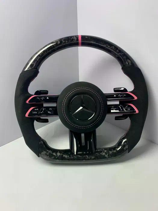 Volante Mercedes-AMG Personalizado en Carbono Forjado, Alcantara y Detalles Rosas con Airbag Incluido