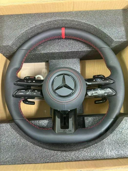 Volante Mercedes-AMG Performance en Cuero Negro Perforado con Levas, Multifunción y Costuras Rojas