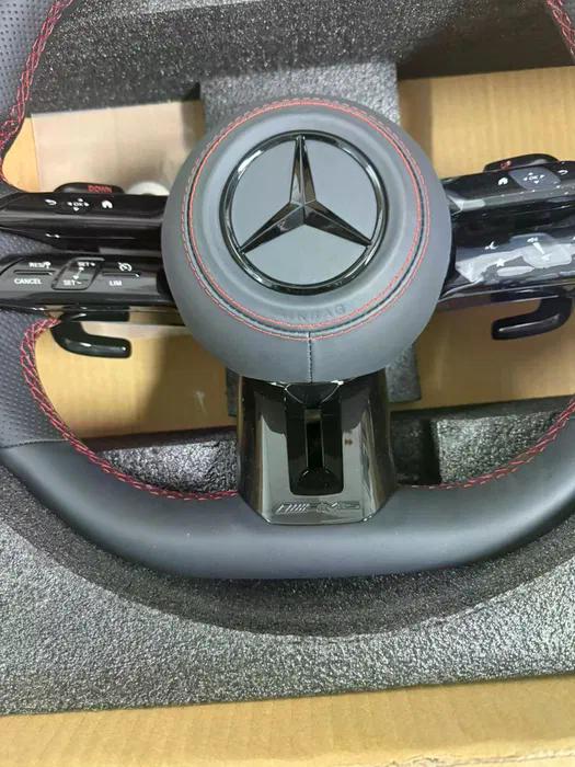 Volante Mercedes-AMG Performance en Cuero Negro Perforado con Levas, Multifunción y Costuras Rojas