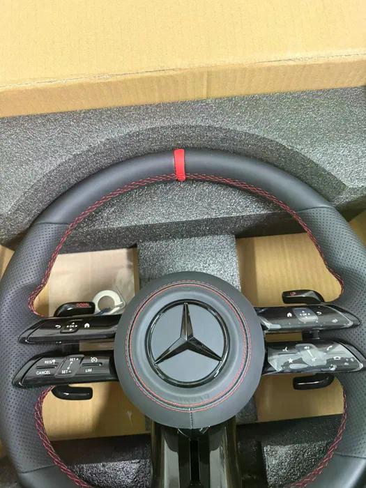 Volante Mercedes-AMG Performance en Cuero Negro Perforado con Levas, Multifunción y Costuras Rojas