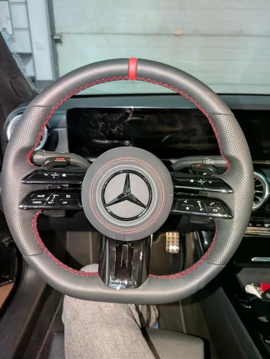 Volante Mercedes-AMG Performance en Cuero Negro Perforado con Levas, Multifunción y Costuras Rojas