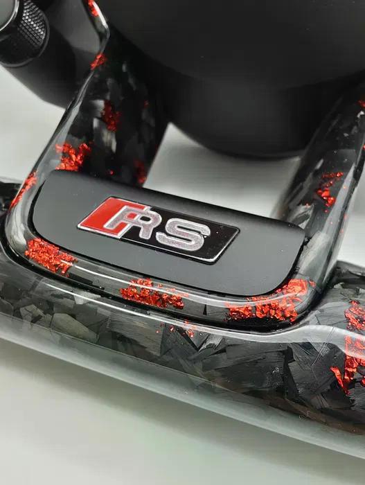 Volante Audi RS Performance en Fibra de Carbono, Cuero Perforado y Detalles Rojos con Levas y Multifunción