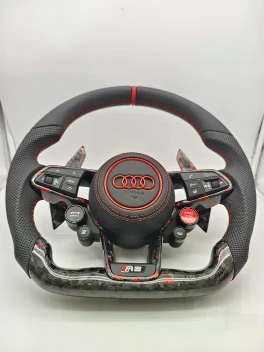 Volante Audi RS Performance en Fibra de Carbono, Cuero Perforado y Detalles Rojos con Levas y Multifunción