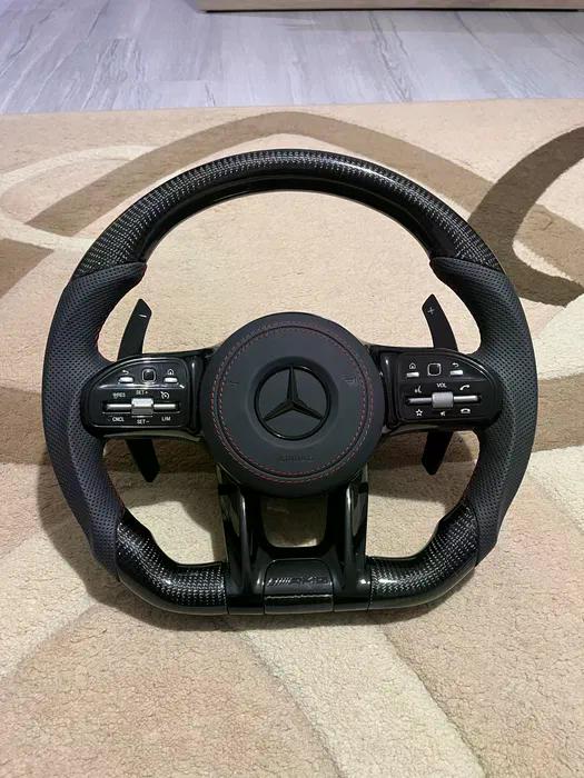 Volante Mercedes-AMG Performance en Fibra de Carbono y Cuero Perforado con Levas y Multifunción