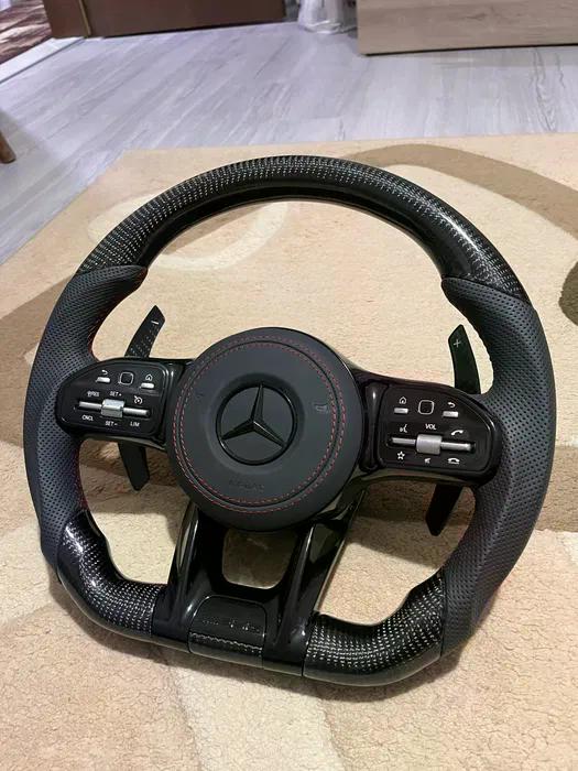 Volante Mercedes-AMG Performance en Fibra de Carbono y Cuero Perforado con Levas y Multifunción
