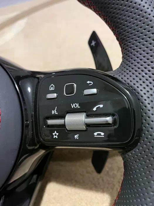 Volante Mercedes-AMG Performance en Fibra de Carbono y Cuero Perforado con Levas y Multifunción