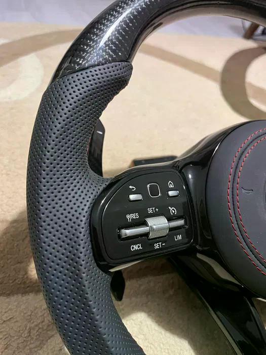 Volante Mercedes-AMG Performance en Fibra de Carbono y Cuero Perforado con Levas y Multifunción
