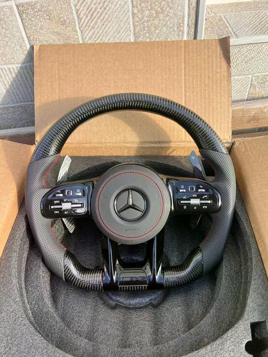 Volante Mercedes-AMG Performance en Fibra de Carbono y Cuero Perforado con Levas y Multifunción