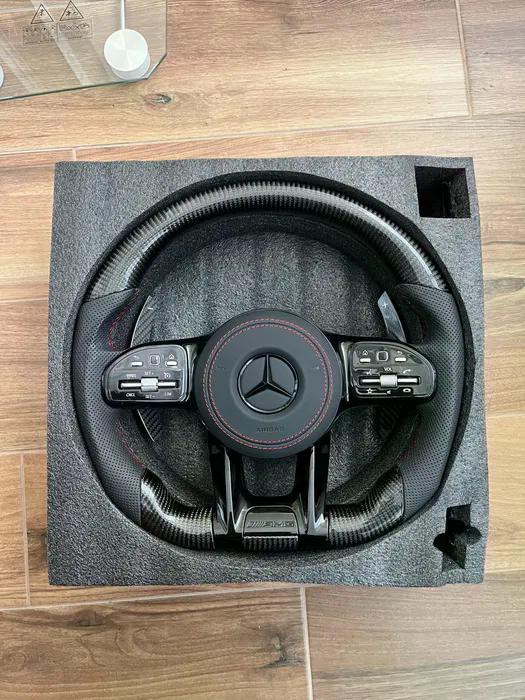 Volante Mercedes-AMG Performance en Fibra de Carbono y Cuero Perforado con Levas y Multifunción