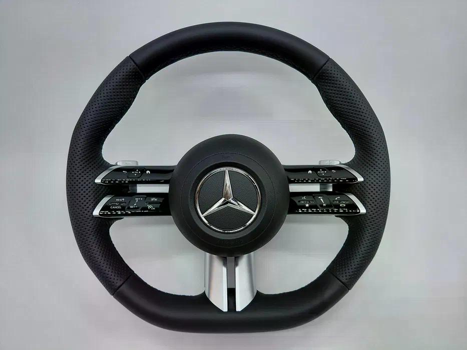Volante Mercedes-Benz Deportivo en Cuero Negro Perforado con Multifunción, Acabado Negro Brillante y Detalles Plateados