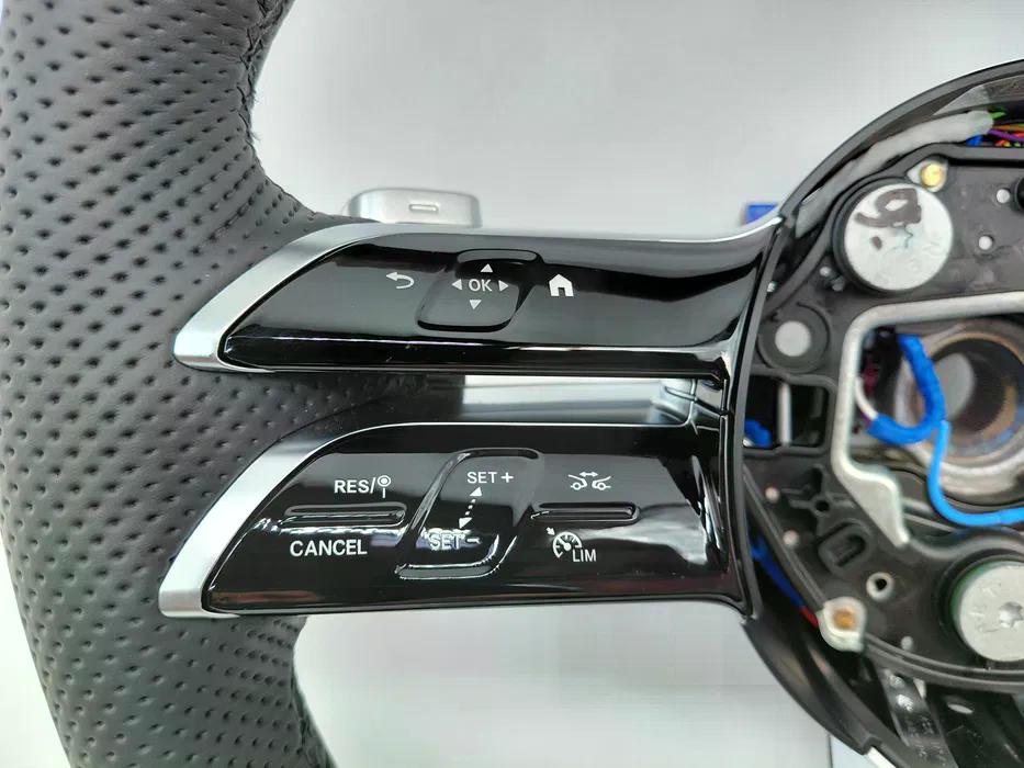 Volante Mercedes-Benz Deportivo en Cuero Negro Perforado con Multifunción, Acabado Negro Brillante y Detalles Plateados