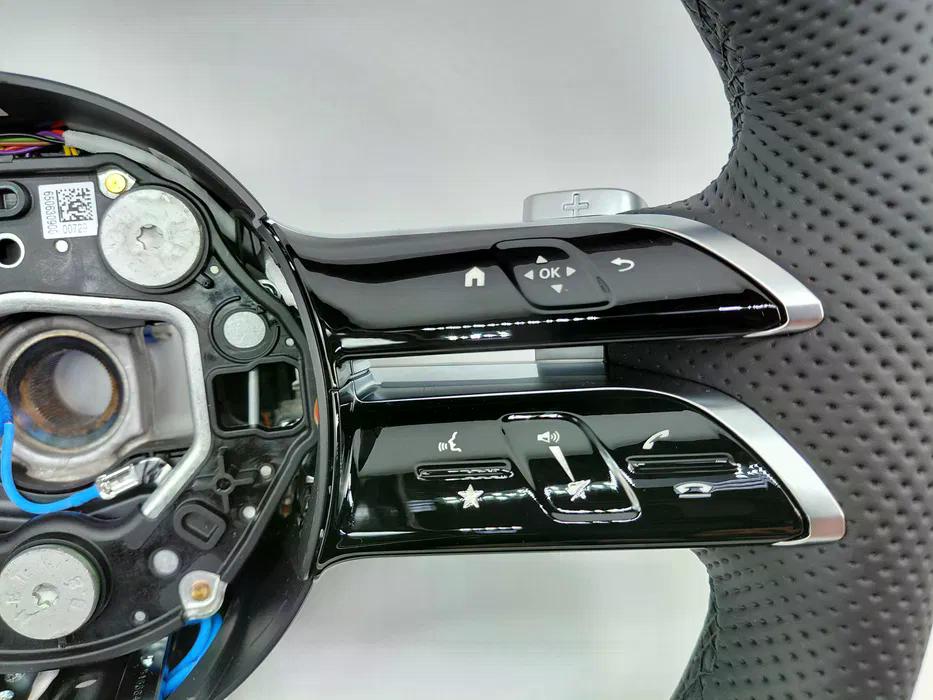 Volante Mercedes-Benz Deportivo en Cuero Negro Perforado con Multifunción, Acabado Negro Brillante y Detalles Plateados