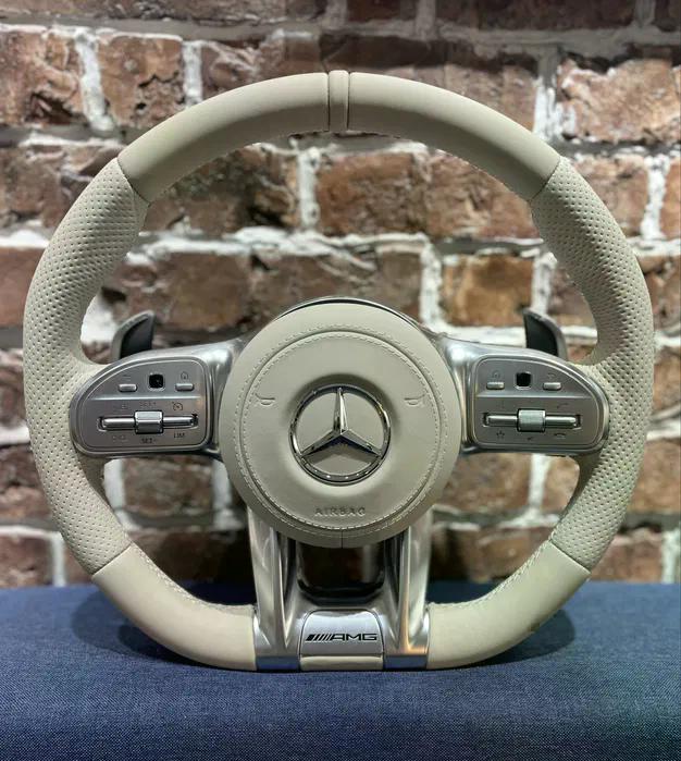 Volante Mercedes-AMG en Cuero Beige Perforado con Levas, Multifunción y Acabado Metálico