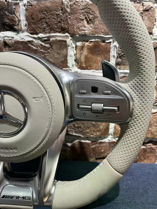 Volante Mercedes-AMG en Cuero Beige Perforado con Levas, Multifunción y Acabado Metálico