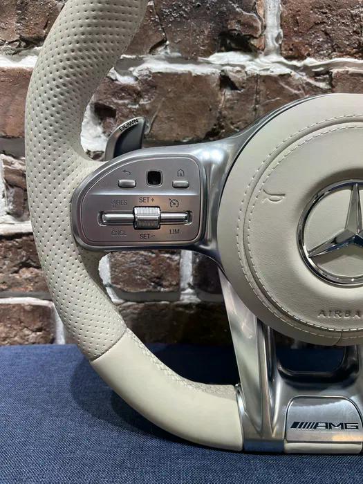 Volante Mercedes-AMG en Cuero Beige Perforado con Levas, Multifunción y Acabado Metálico