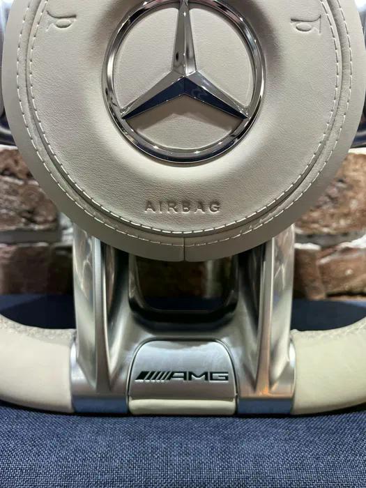 Volante Mercedes-AMG en Cuero Beige Perforado con Levas, Multifunción y Acabado Metálico